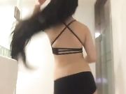 清纯漂亮小美女洗手间自拍 性感的黑色小胸罩 包裹着粉嫩嫩的 小葡萄 白皙翘挺的小屁股不停的扭动