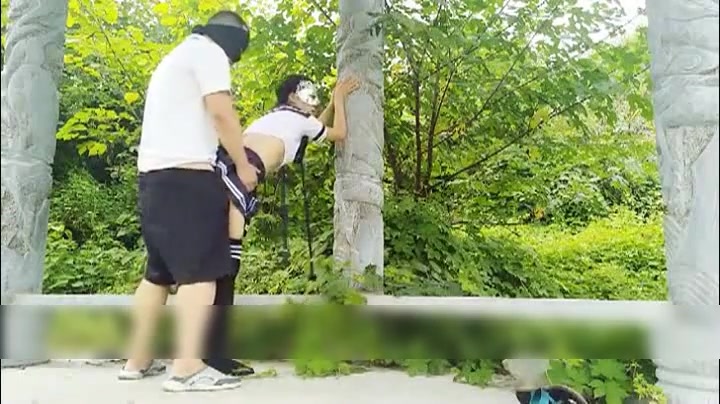 鸟语花香 约操身材不错的黑丝美腿制服学生妹纸郊外凉亭激情野战 多姿势穿着学生服就开操 回归自然的性爱