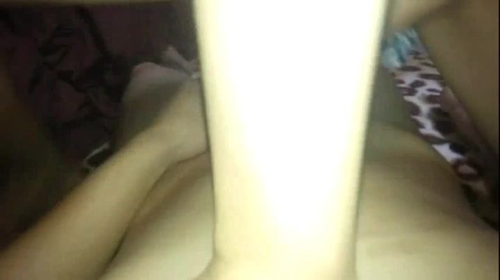 约的小姑娘外表清纯没想到那么骚,没摸几下流的水把内裤都弄湿了,BB超嫩超紧