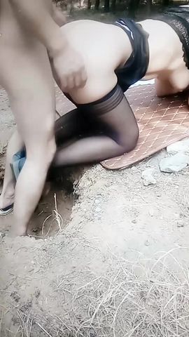 黑丝淫荡主播户外勾引了一个炮友怕怕 环境不好照样干的很爽