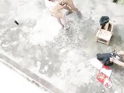 风骚的大姐勾搭两个院里乘凉的大爷玩起了3P，小院里脱光轮流伺候两大叔