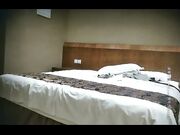 为了方便偷拍的角度先从沙发上操一会再上床