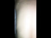 喝着优酸乳穿着开档蕾丝大鸡巴打大奶按在床上就是干没憋住内射里面