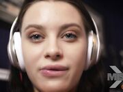 对着骚货姐姐产生性欲，看毛片姐姐受不了勾搭弟弟吞吐揉捏鸡巴