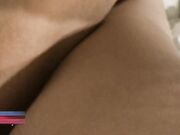 气质美女大学生宾馆约炮馒头B夹成一条缝还是无毛的扒开阴唇进入搞出好多白浆