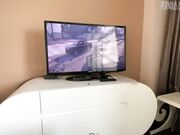 女孩在vr眼镜观看色情片并手淫她的阴户，然后那个家伙性交了她