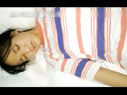 學生妹生日當天被殘忍開苞痛的滿頭大汗問還要多久貌似到最後都沒有完全插入