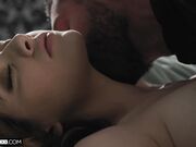 丈夫不在家时让外人操她的绝色妻子