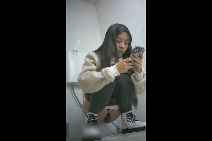 二月流出国内厕拍大神暗夜最新奶茶店女厕偷拍
