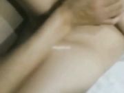 两个老铁约炮样子看上去很嫩的90后妹子去宾馆玩3P直播小伙鸡巴太大很难才插入