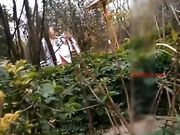 萌萌哒小美女户外温泉直播勾引小伙子摸她还给撸鸡巴旁边有人也不怕对白精彩