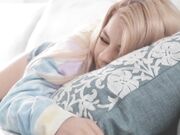 娇小skylar Valentina与三个壮汉实现的下流性幻想