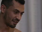 淫荡的少女吞了她朋友的大鸡巴并求着他射精