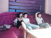 KTV深夜叫了两个妹子玩4P翘起屁股后入撞击