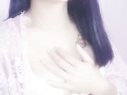 有情调的美女主播灯光摇曳中跳骚舞 然后去桶里洗澡 最后自慰