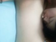 放假大二师妹家人都去旅游了约我去她家玩在她闺房里偷吃禁果