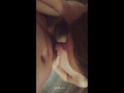 性感美少婦 弄壞酒店蓬頭 聯係水電工來修理 然後故意讓浴巾脫落 勾引水電工