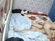 真实自拍-性感漂亮的大胸美女被老公边操边玩手机不知说了什么突然拿个超大电动鸡巴插的大叫后又狠狠操她!