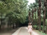 美女公园散步时被人尾随搭讪挑逗后在凉亭啪啪