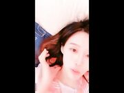 阴毛稀少逼逼粉嫩的美女主播炮机自慰