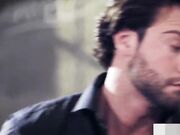 两个强壮的学生在教室轮奸学妹