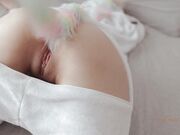 可爱的天然山雀宝宝在独角兽Kigurumi家中做爱