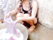 十八岁的巨乳女仆正在洗衣服被主人站着干了