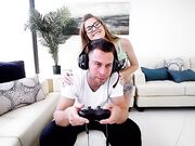 正在打游戏妹妹却在不停打扰决定狠狠惩罚她