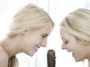 看到闺蜜在舔硕大的鸡巴美女内心躁动也加入进去