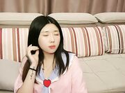 萝莉少女想要看脚的小哥哥看过来秀美足操逼